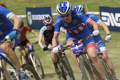Georgia Gould works with her teammates during the Bonelli Park STXC - photo courtesy of RideBiker Alliance