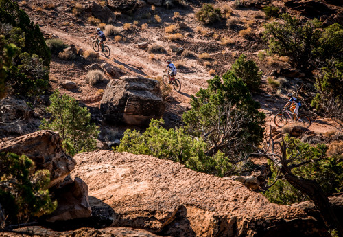 Jason Sager leads the front group. Photo by: Raven Eye Photo