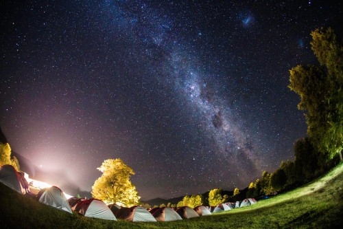 Night time falls over camp. Photo by: Naslo Bustamante